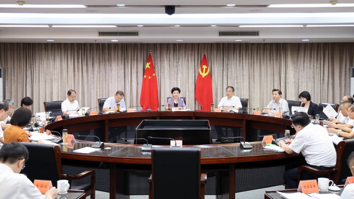 市委理论学习中心组召开学习会